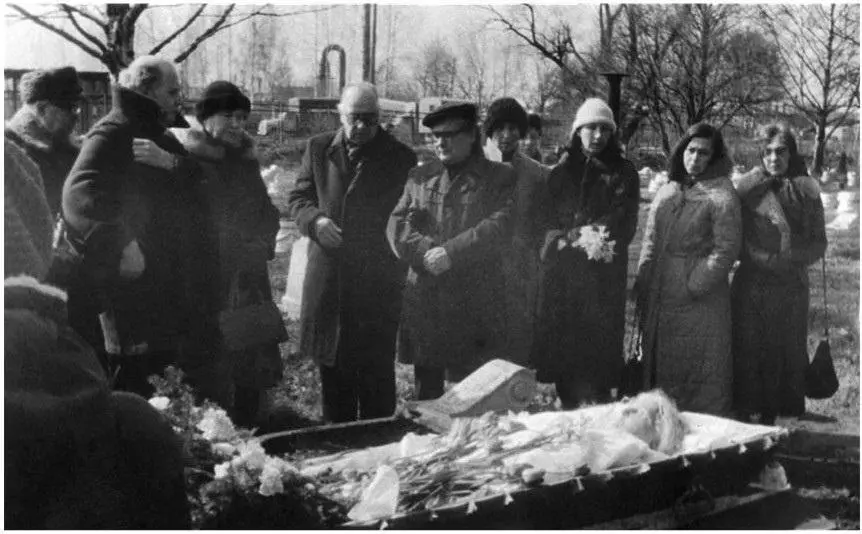 Прощание с ЛВ Азадовской Слева направо БЯ Бухштаб КМ Азадовский ГГ - фото 55