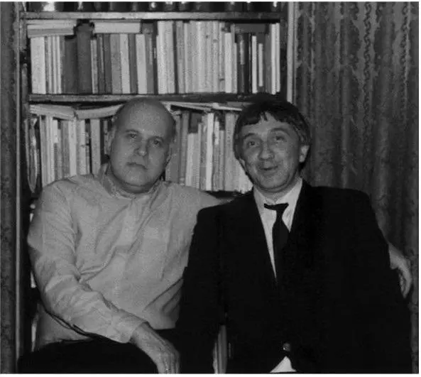 Константин Азадовский и Юрий Щекочихин у стеллажа с книгами где при обыске 19 - фото 68