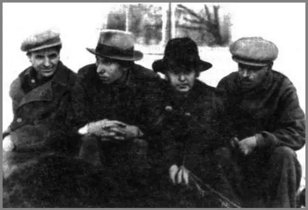 Николай Глазков второй слева среди друзей и близких Владимира Яхонтова - фото 44