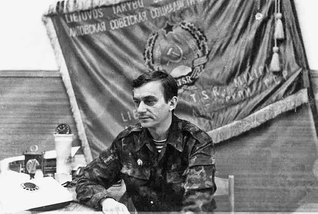 Командир вильнюсского ОМОНа Болеслав Макутынович Фото из архива Г - фото 33