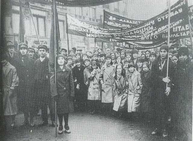 М Л Маркус первая справа на Первомайской демонстрации с воспитанницами - фото 17