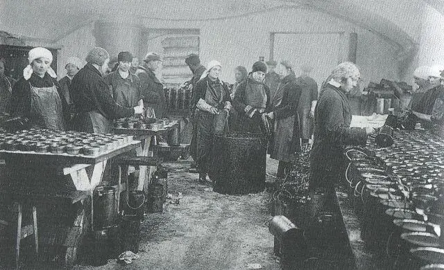 Женщины на принудительных работах на гуталиновой фабрике 1920 г - фото 24