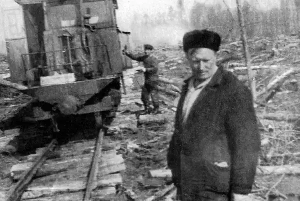 Сменный механик Царегородцев Петр Георгиевич Васильков работал слесарем в - фото 9