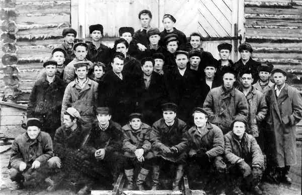 Группа рабочих лесозаготовителей Карасьярского лесопункта Козиковского ЛПХ - фото 14
