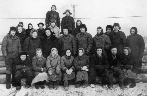 Группа рабочих на заготовке древесины В пальто и шапкеушанке будущий - фото 15