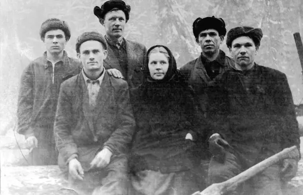 На фото слева направо второй Казанцев Николай с женой Зиной третий - фото 17