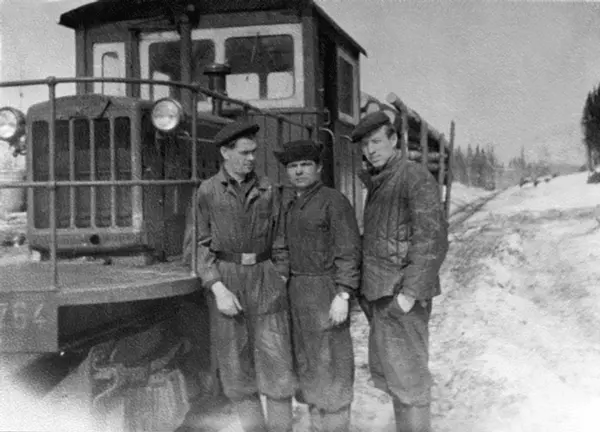 Мотористы мотовоза Федосеев Михаил Беляев Антон Никитич мастер УЖД Семенов - фото 19