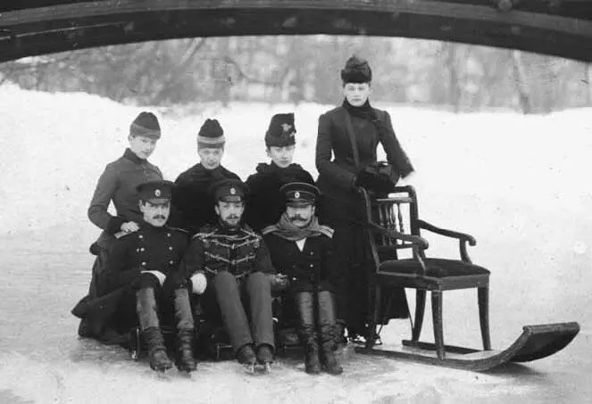 В Джунковский сидит 1й слева и А А Галл 2й слева на катке Таврический - фото 24