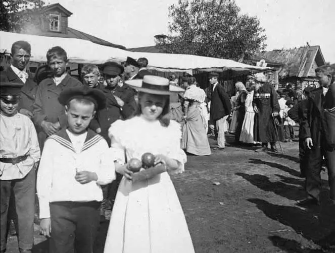 В кнж Мария Павловна младшая с братом в кн Дмитрием Павловичем на ярмарке - фото 30