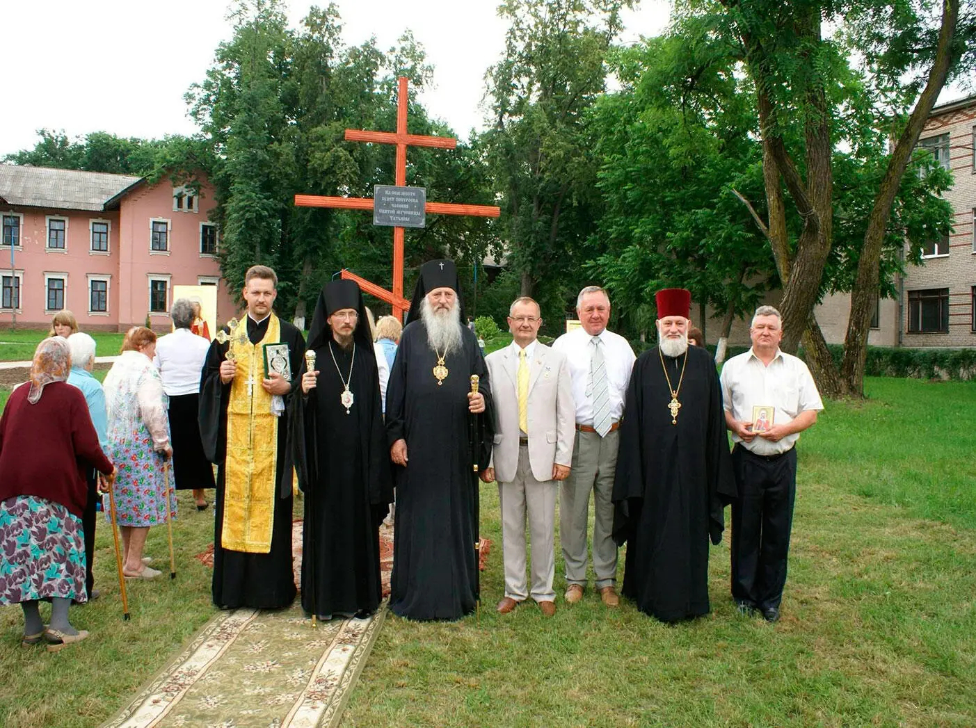 Установка креста на месте будущей часовни Крайний справа заместитель - фото 2