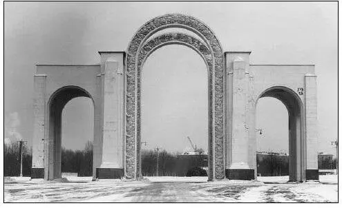 89 Л М Поляков Главный вход на ВСХВ 1939 Позднее переименован в Северные - фото 100