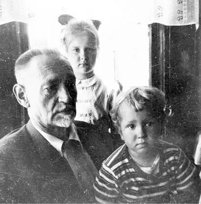 Дед с внуками СанФранциско 1949 Его похоронили на Сербском кладбище под - фото 17