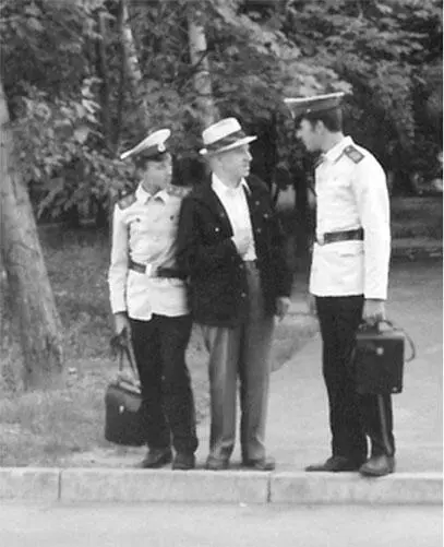 Встреча с кадетами в Лефортове 1977 Аксенов свозил нас в Екатерининский - фото 42
