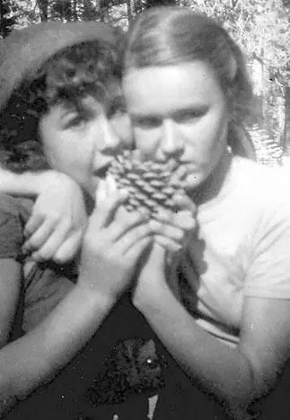Марина и я в скаутском лагере 1952 В те годы мы с ней больше жили - фото 84