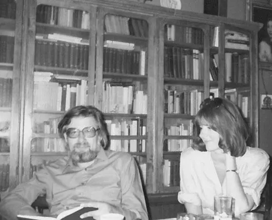Алик Жолковский и я в гостях у Ефима Эткинда Париж 1985 Алик перешел из - фото 125