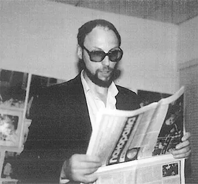 Дмитрий Александрович читает русскоязычную газету Панорама ЛосАнджелес - фото 134