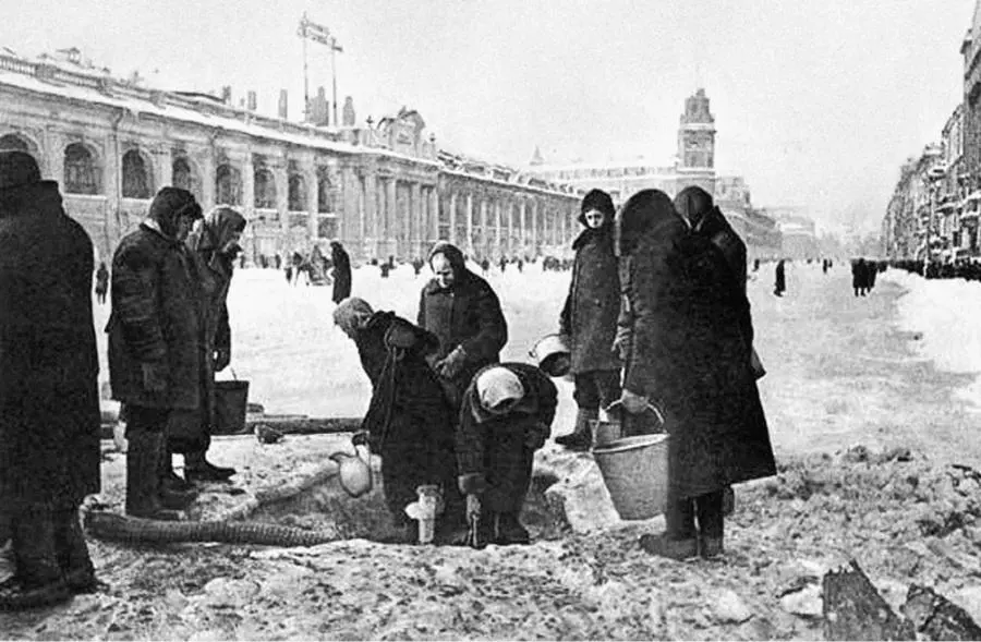 Ленинградцы берут воду из разбитого водопровода на Невском проспекте у - фото 14