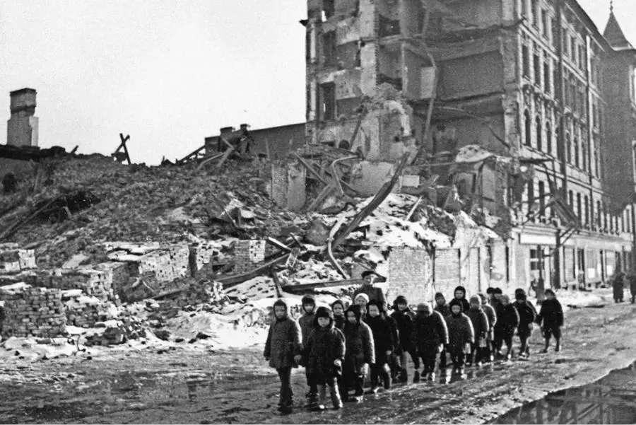 Детский сад на прогулке Голод До войны Ленинград жил с колес больших - фото 15