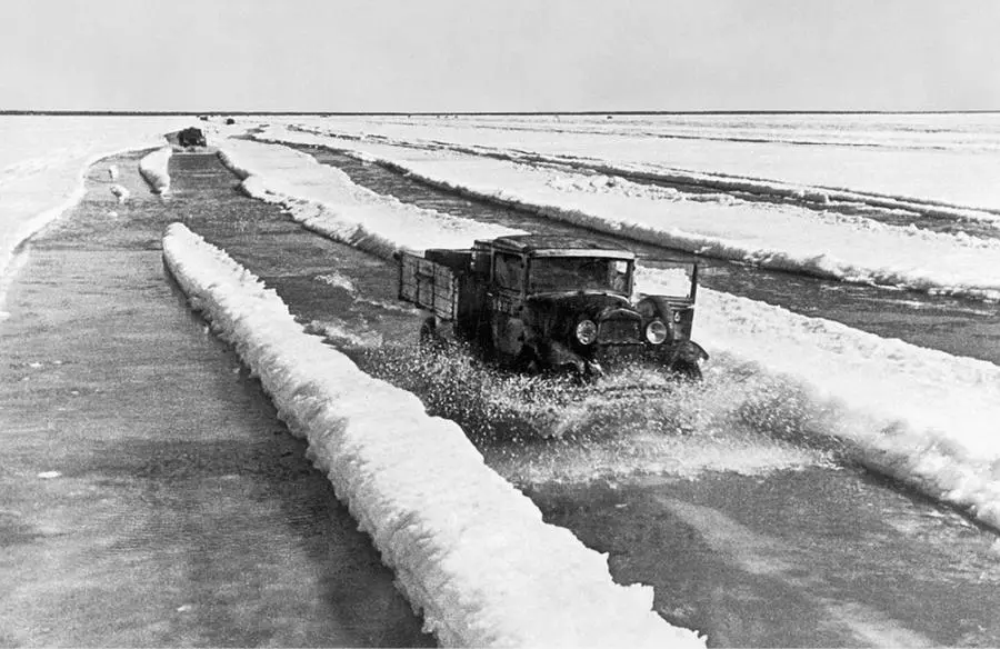 Зимняя Дорога жизни Весна 1942 года Дорога Жизни Сразу после того как - фото 18