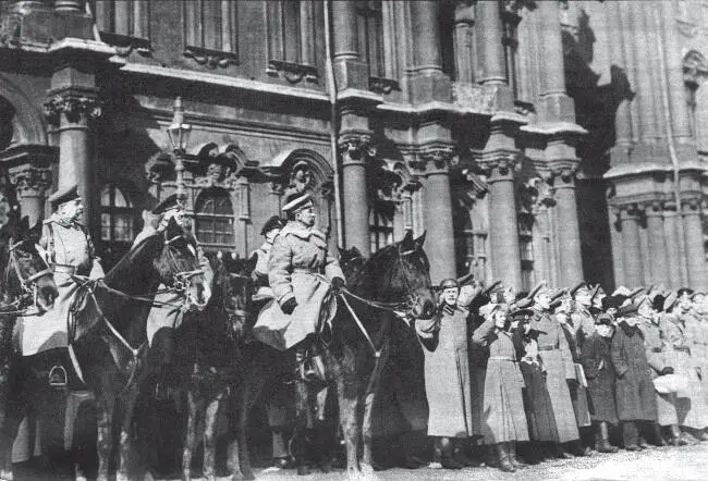 Генерал Л Г Корнилов в центре верхом Главнокомандующий войсками - фото 2