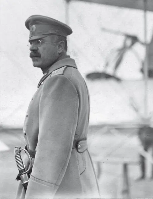 А М Каледин осматривает корпусной авиационный отряд 1915 Николай Матвеевич - фото 8