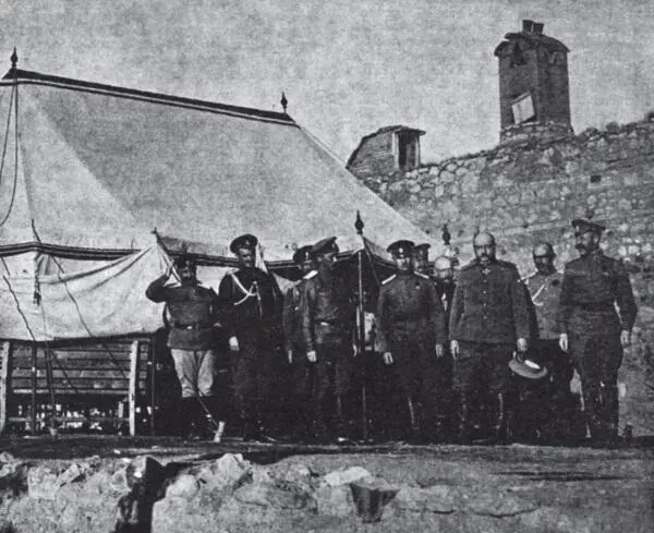 Генерал Н Н Юденич х со штабом на стене Эрзерумской крепости 1916 - фото 20