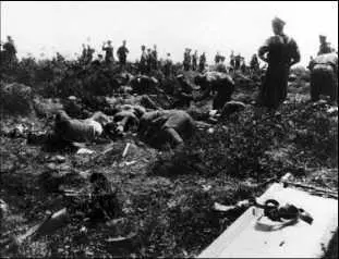 Последствия турецких атак 19 мая 1915 г Уборка трупов Вот так - фото 228