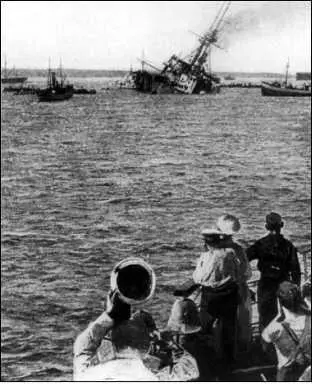 Гибель английского линкора Маджестик 27 мая 1915 г Корпус опрокинувшегося - фото 235
