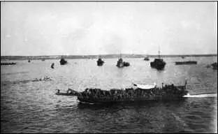 Тренировки личного состава в посадке высадке на Xлихтер Мудрос 1915 г - фото 247