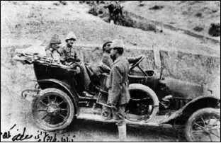 Мустафа Кемальпаша со своим автомобилем Галлиполи 1915 г Австралийские - фото 264