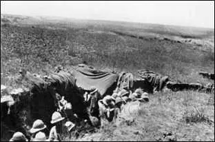 Солдаты шотландского батальона в шторм конца ноября 1915 укрываются брезентом - фото 276