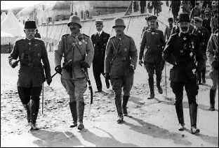 Победители Кайзер Вильгельм II и Энверпаша в Галлиполи Октябрь 1917 г - фото 284