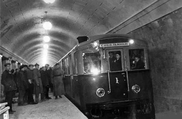 Пробный поезд московского метро на станции Охотный Ряд Фотография 1935 г - фото 7