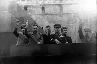 На трибуне Мавзолея во время первомайской демонстрации 1936 г Слева направо - фото 25