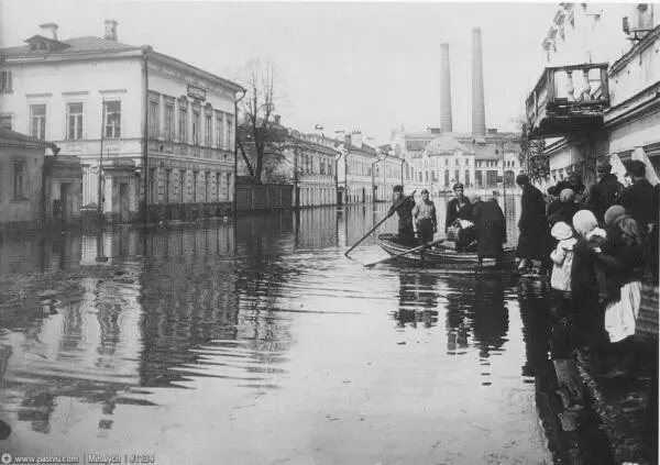 Большая Якиманка во время наводнения 1926 г Шел густой плотный покрытый - фото 27