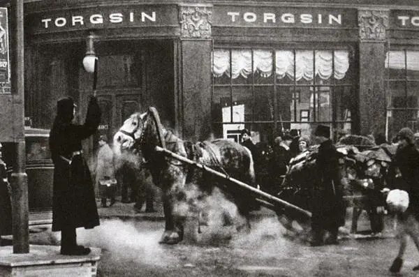 Магазин Торгсина Фотография 1930 г Смысл Торгсина был ясен собрать у - фото 35