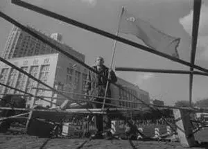 Мужчина с красным знаменем у Белого домаОсенью 1993 года ельцинская власть - фото 12