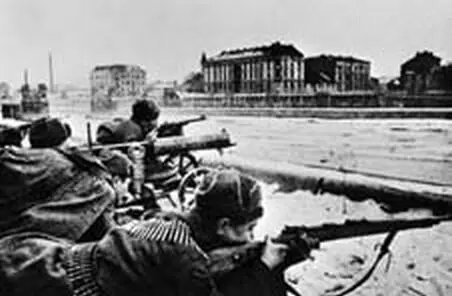 Красноармейцы ведут бой на окраинах Кракова январь 1945 года Тем не менее - фото 18