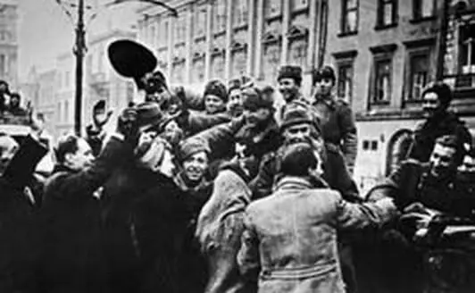 Жители Кракова и советские воины январь 1945 года Эта и другие операции - фото 19