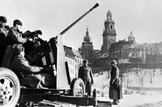 Советские воины в освобожденном Кракове 1945 год Алексей Николаевич дважды - фото 20