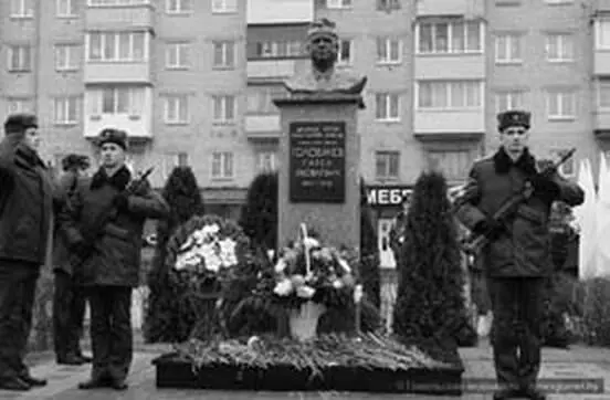 Бронзовый бюст дважды Героя Советского Союза установлен на родине В Гомеле - фото 35