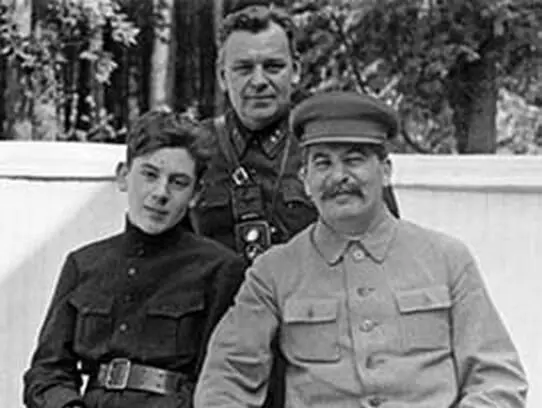 Василий Сталин Николай Власик Иосиф Сталин 1935 год Как написал в своих - фото 55