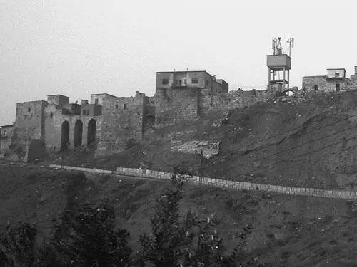 Рис 33 Деревенские дома на стенах крепости Каалат альМадик Туристов в - фото 33
