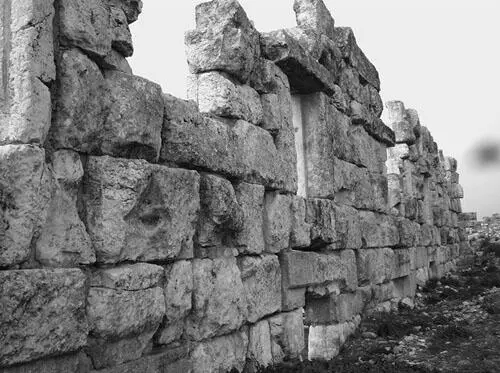 Рис 35 Стенка древнего здания с его внутренней стороны Можно было бы - фото 35