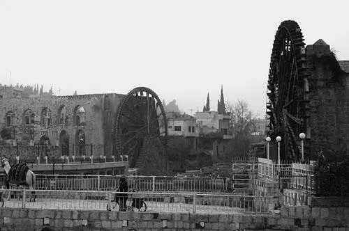 Рис 80 Нории в Хаме Несмотря на весьма древнюю историю города в Хаме ничего - фото 80
