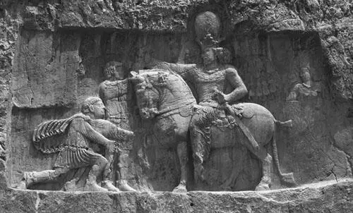 Рис 86 Шапур I празднует триумф над Валерианом рельеф в НакшеРустам Иран - фото 86