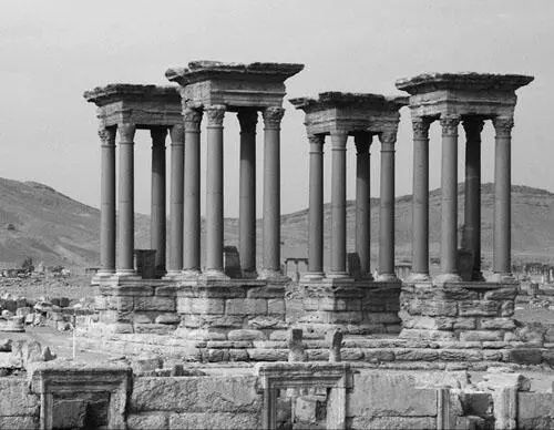 Рис 90 Тетрапилон с гранитными колоннами из Египта в Пальмире Главным - фото 90