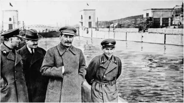 Ворошилов Молотов Сталин и Ежов на строительстве канала МоскваВолга 1937 г - фото 13