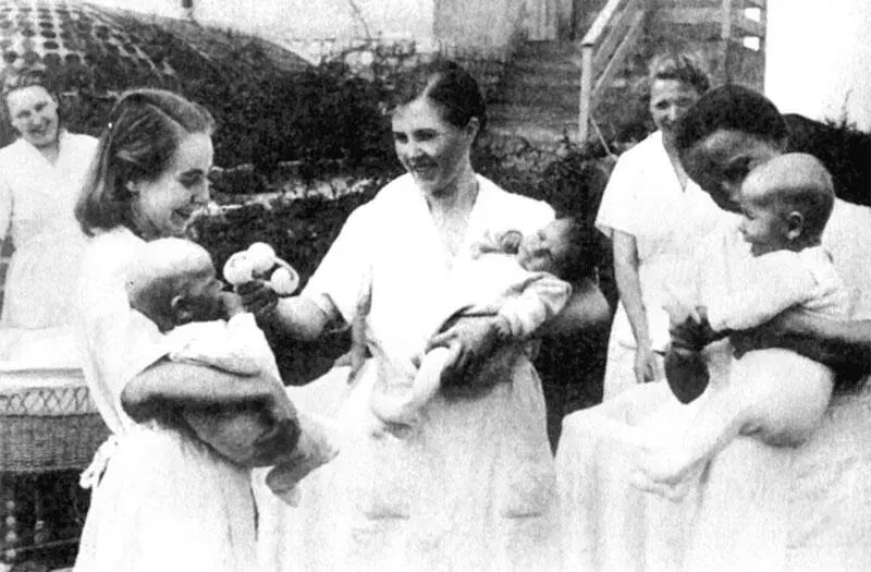 Отбор по расовым признакам Матери из Лебенсборн с младенцами появившимися - фото 21