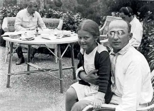 Сталин Берия и Светлана Аллилуева на даче Сталина Середина 1930х гг В 1936 - фото 32